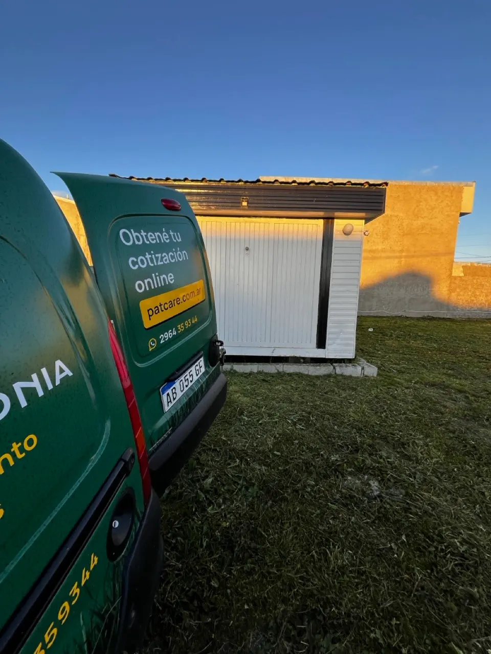 Camioneta de Patagonia Jardines en un trabajo